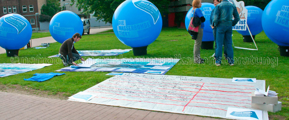 Riesenballons als Wasserbomben mit Bodenzeitung  - www.unserwasser.net